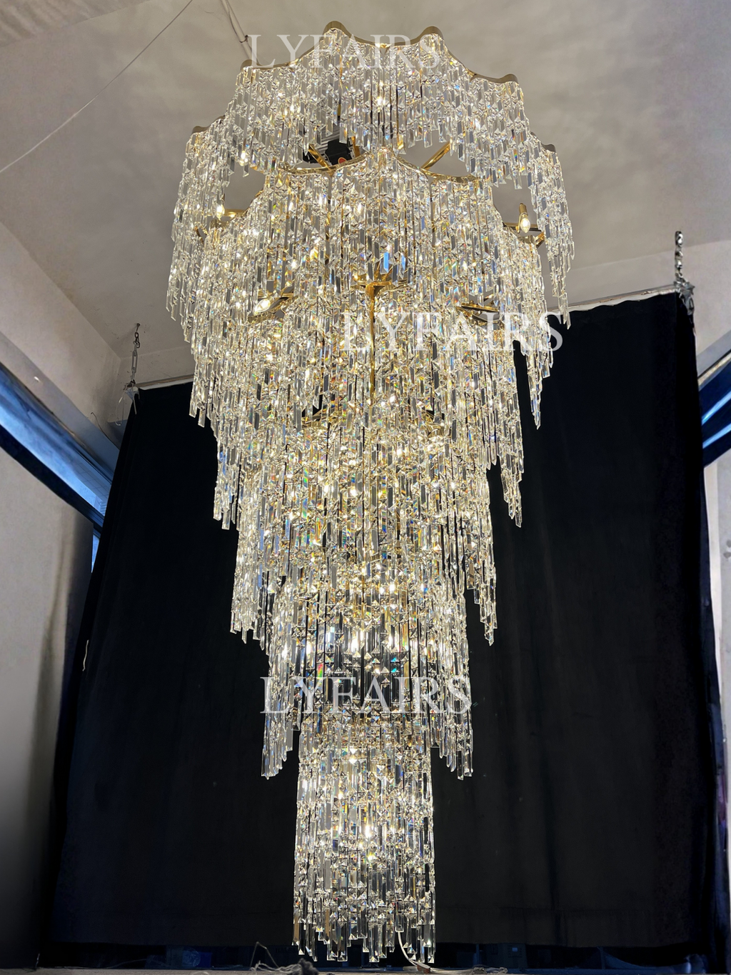 https://cdn.shopify.com/s/files/1/0554/8562/8591/files/LYFAIRSOversizedEuropeanMulti-layersGoldenLuxuryCrystalChandelierVillaHigh-ceilingFoyer_2.png?v=1775719722