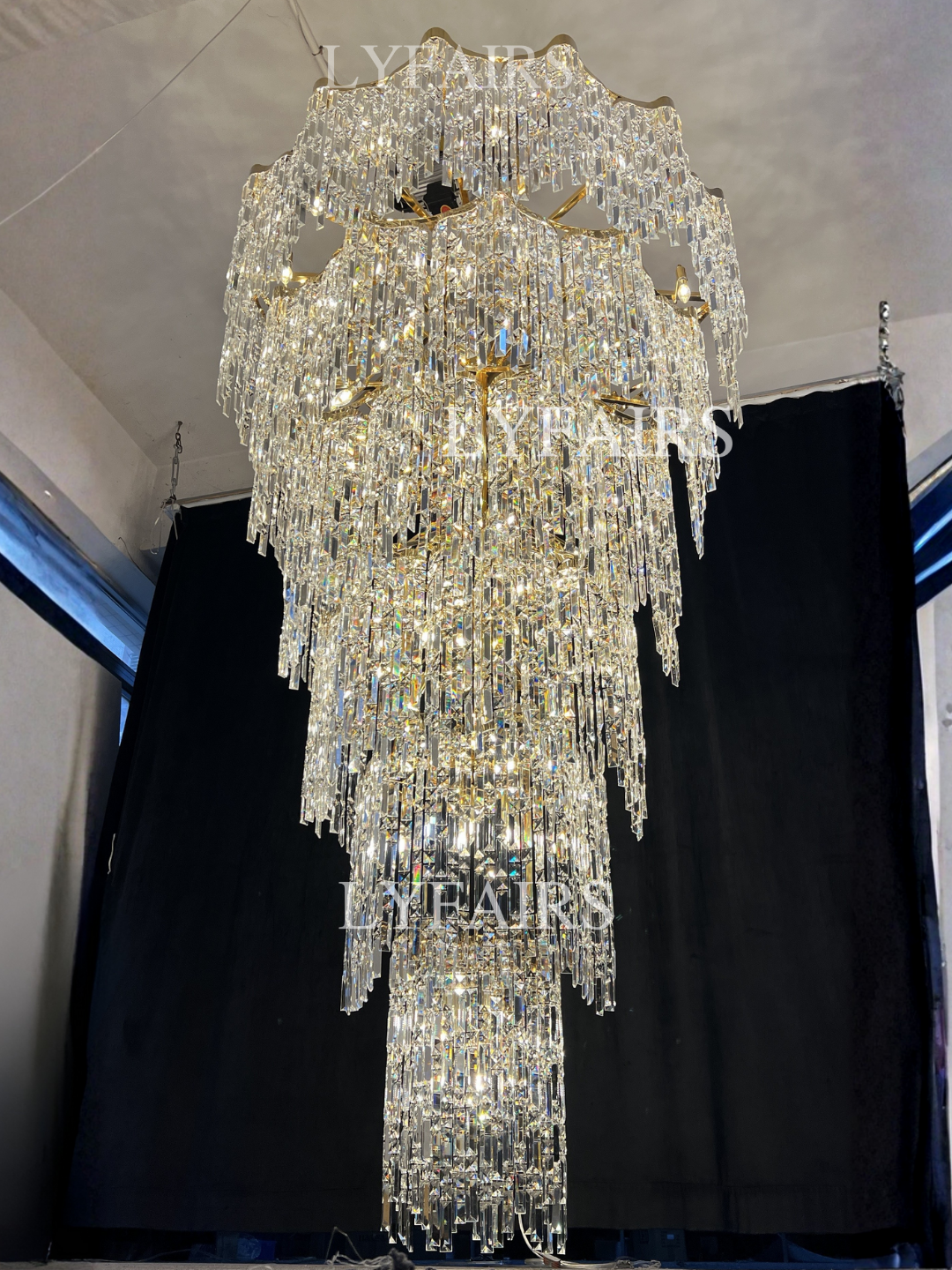 https://cdn.shopify.com/s/files/1/0554/8562/8591/files/LYFAIRSOversizedEuropeanMulti-layersGoldenLuxuryCrystalChandelierVillaHigh-ceilingFoyer_2.png?v=1775719722