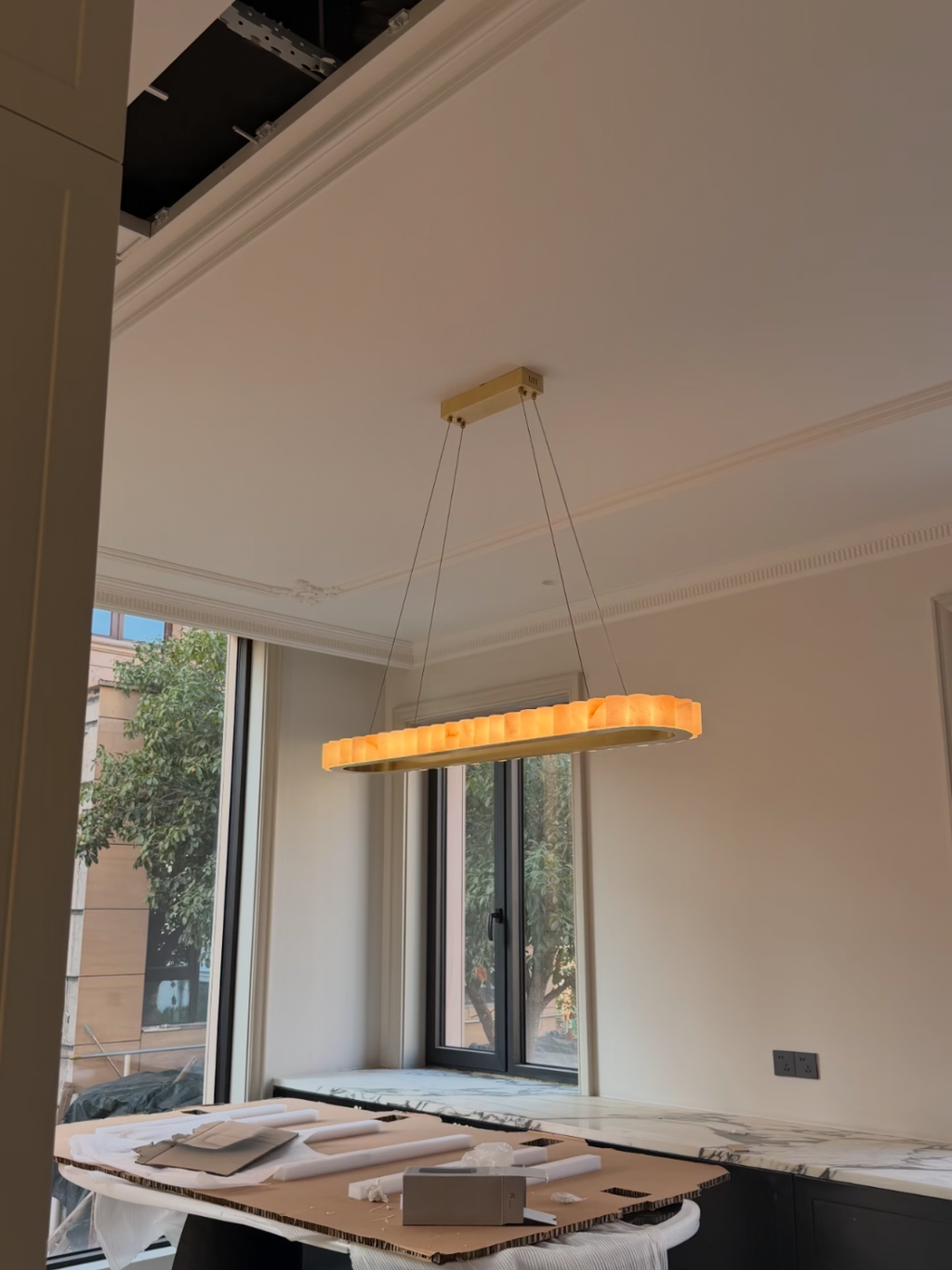 https://cdn.shopify.com/s/files/1/0554/8562/8591/files/ModernLuxuryAlabasterChandelierforDiningRoom_KitchenIsland_Bar-1.png?v=1773225638
