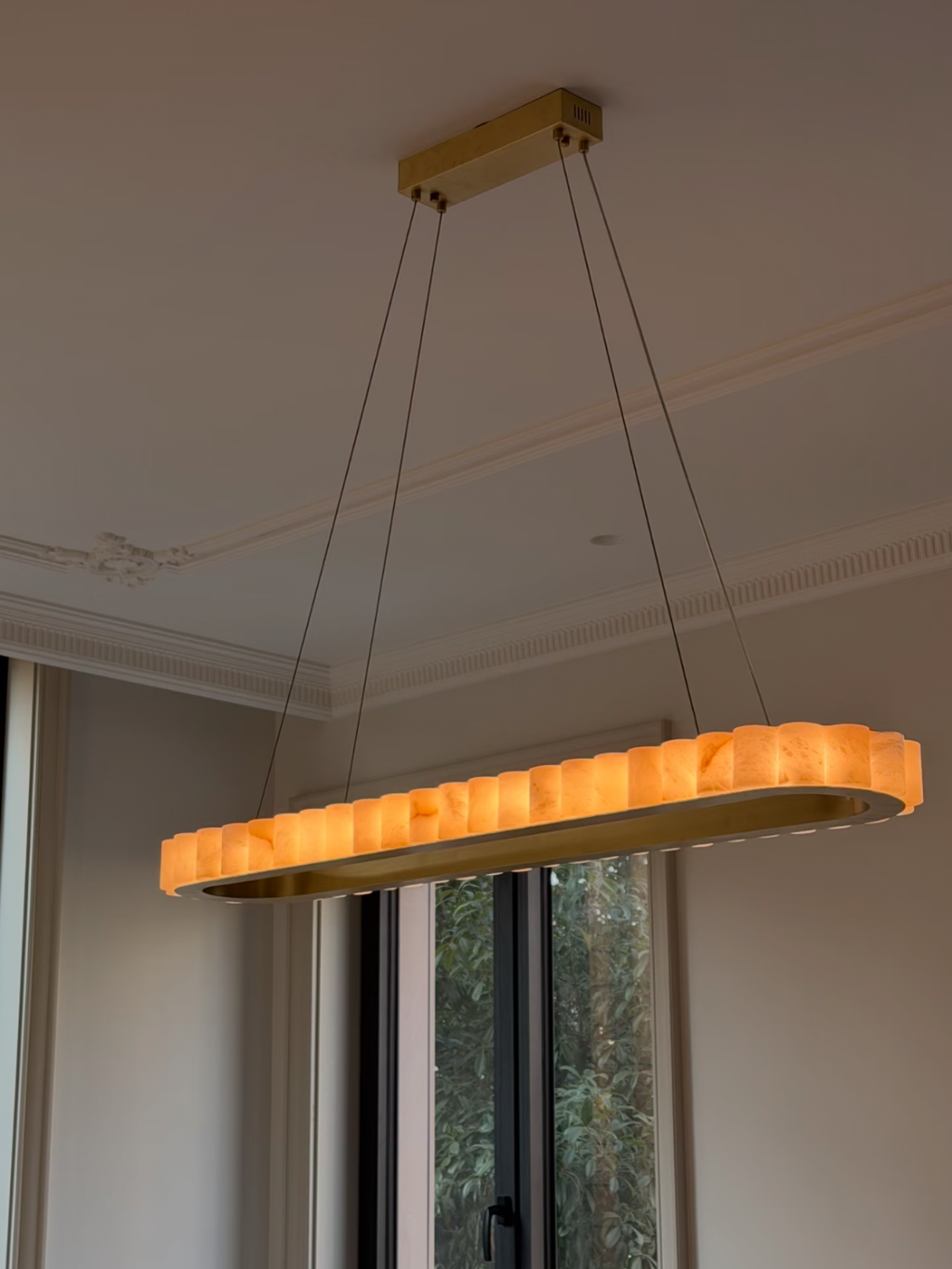 https://cdn.shopify.com/s/files/1/0554/8562/8591/files/ModernLuxuryAlabasterChandelierforDiningRoom_KitchenIsland_Bar-2.png?v=1773225638