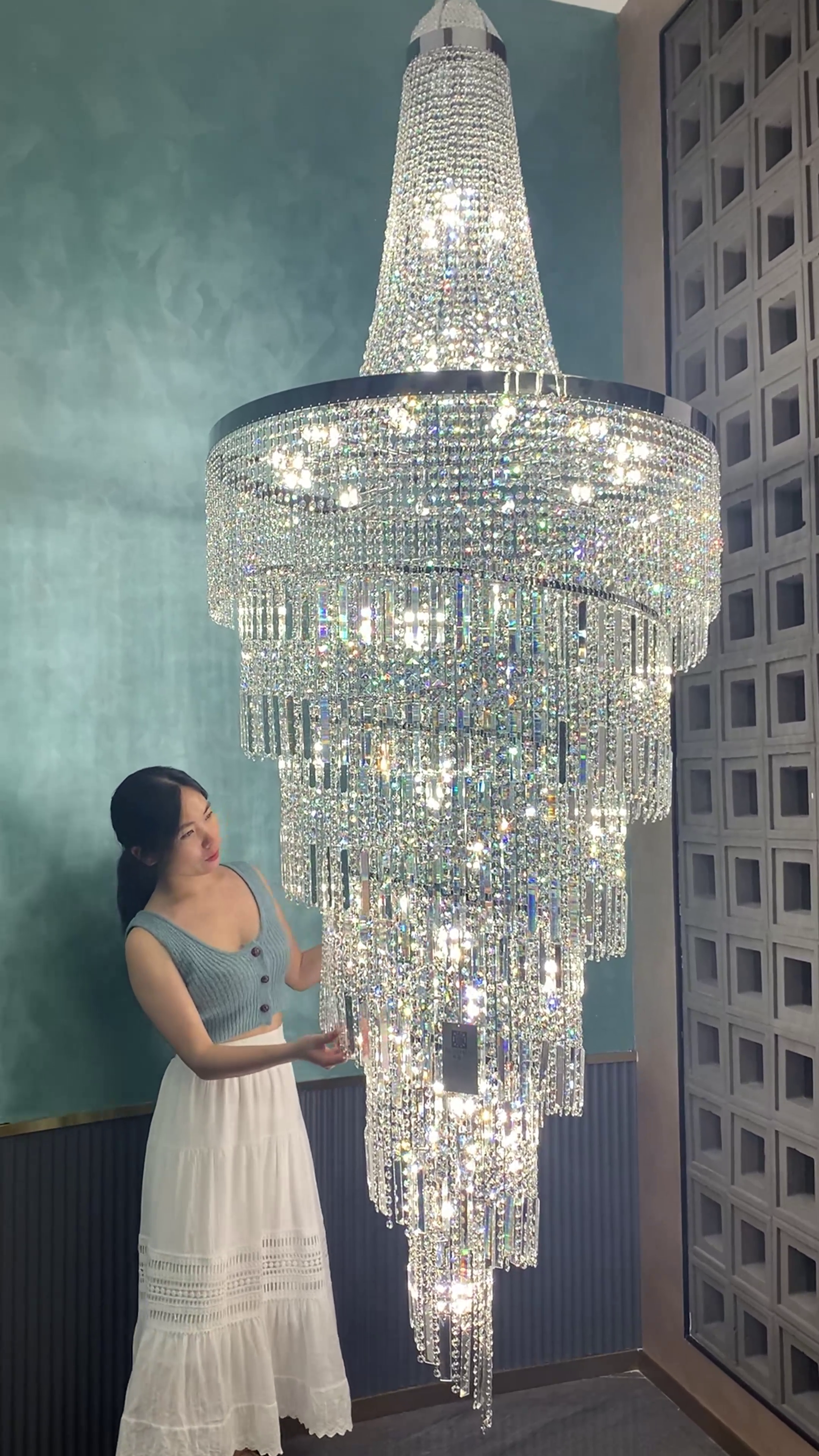 https://cdn.shopify.com/s/files/1/0554/8562/8591/files/Modern_Crystal_Tassel_Chandelier_For_Foyer_Staircase_3.png?v=1775619528