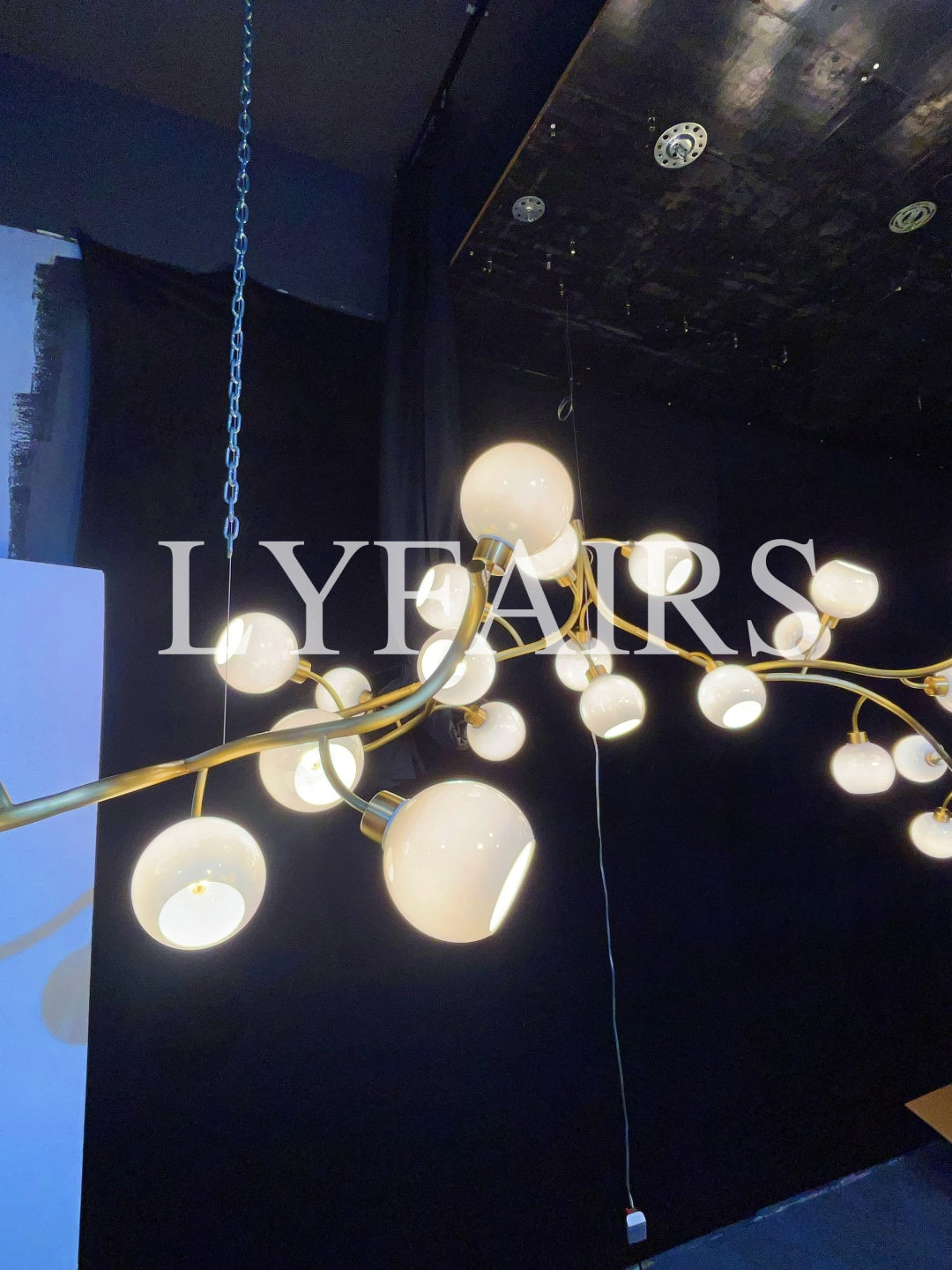 https://cdn.shopify.com/s/files/1/0554/8562/8591/files/lyfairsModernHandblownGlassGlobesBranchChandelier_5.jpg?v=1773475187